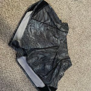 LULULEMON HOTTY HOTS 2.5 IN RARE SIZE 2